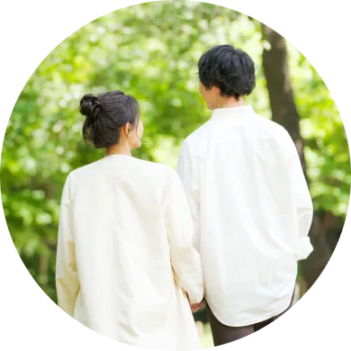 男女の後ろ姿の写真